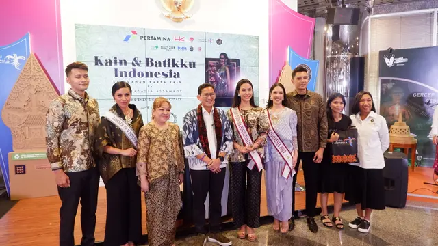 Finalis Puteri Indonesia Giok Kinski Maharani Detri, Latisa Maura, dan Yoan Clara bersama Sandiaga Uno.