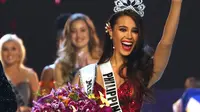 Miss Filipina, Catriona Gray melambaikan tangan setelah dinobatkan sebagai Miss Universe 2018 pada babak grand final di Bangkok, Senin (17/12). Catriona Gray berhasil menyingkirkan 93 kontestan lain dari berbagai belahan dunia. (AP/Gemunu Amarasinghe)