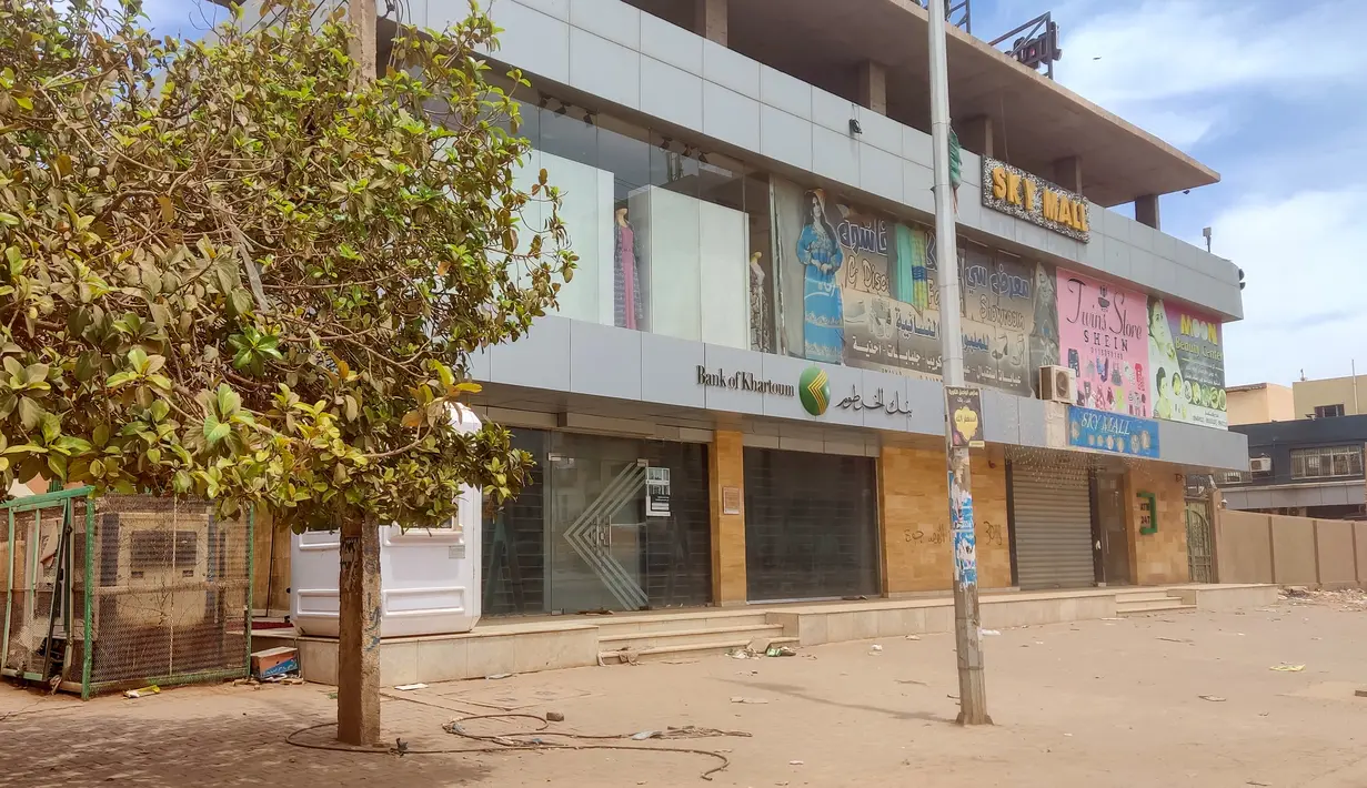 Bank-bank telah ditutup sejak pertempuran pecah pada 15 April antara pasukan yang setia kepada jenderal-jenderal saingan, dan lima juta penduduk Khartoum, yang kekurangan makanan dan persediaan pokok, sekarang juga hampir kehabisan uang. (Photo by AFP)