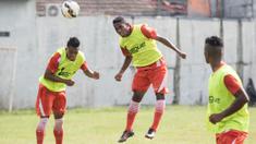 Gelandang Persija Jakarta, Pandi Lestaluhu, menyundul bola saat latihan di Lapangan Villa 2000 Pamulang, Tangerang Selatan, Jumat (8/4/2016). Latihan ini merupakan persiapan terakhir jelang Trofeo Persija. (Bola.com/Vitalis Yogi Trisna)