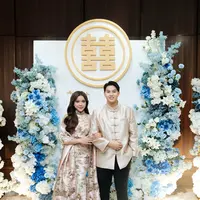 Dalam foto, Jodie tampil mengenakan cheongsam bernuansa rose gold dengan detail embroidery yang begitu kaya. [@thepotomoto].