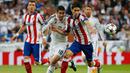 Penyerang Real Madrid, James Rodriguez berusaha merebut bola dari pemain Atletico Madrid Tiago Mendes di leg kedua 8 besar Liga Champions di Santiago Bernabeu Stadium, Kamis (23/4/2015). Real Madrid menang 1-0 atas Atletico Madrid. (Reuters/Sergio Perez)
