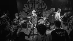 Setelah Lukman Laksmana dikeluarkan dari Superglad, band pemilik album Ketika Hati Bicara dan Flamboyan hadir dengan logo baru bermakna “get back stronger.” Lewat pernyataan tertulis yang diterima Showbiz Liputan6.com, Senin (1/8/2022), Giox menyebut logo ini tanda Superglad memulai dari awal lagi dan kembali lebih kuat. (Foto: atas perkenan Ridwan Siregar).