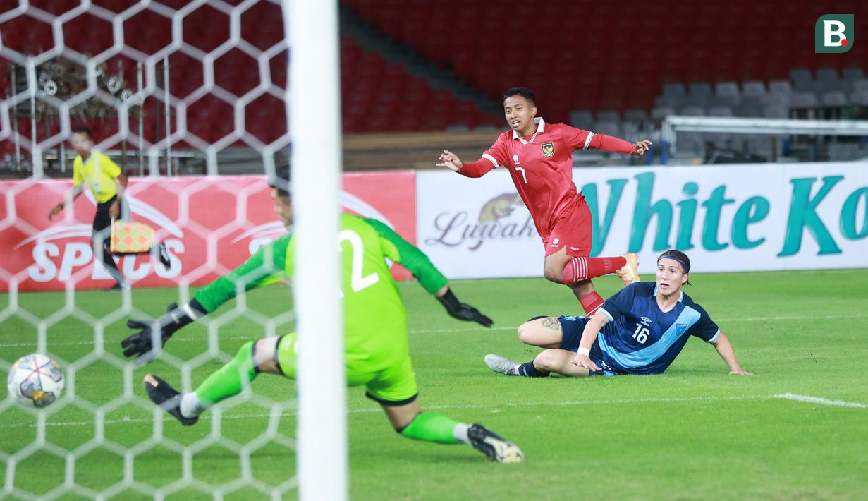 <p>Pemain Timnas Indonesia U-20, Resa Aditya melepaskan tendangan saat melawan Guatemala pada laga mini turnamen di Stadion Utama Gelora Bung Karno (SUGBK), Senayan, Jakarta, Selasa (21/2/2023). (Bola.com/M Iqbal Ichsan)</p>