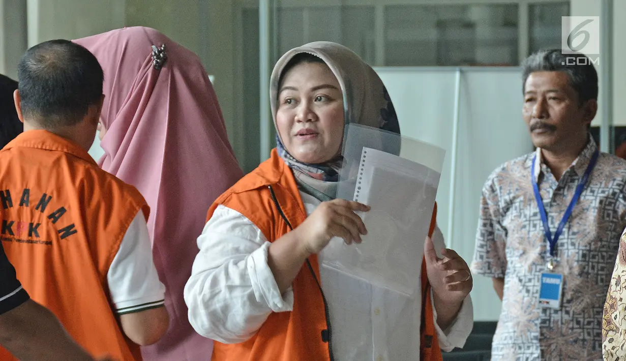 Tersangka Bupati Bekasi nonaktif, Neneng Hassanah Yasin tiba di Gedung KPK, Jakarta, Senin (22/10). Neneng diperiksa perdana pascapenahanan atas kasus dugaan suap pemberian izin proyek Meikarta. (Liputan6.com/Herman Zakharia)