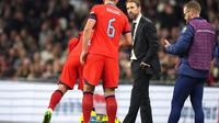 Gareth Southgate berbicara dengan pemainnya Harry Maguire selama pertandingan sepak bola UEFA Nations League antara Inggris dan Jerman di Stadion Wembley di London, Inggris, Selasa&nbsp;(27/9/2022). (AP Photo/Alastair Grant)