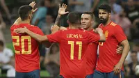 Para pemain Spanyol merayakan gol Iago Aspas saat melawan Tunisia pada laga uji coba di Krasnodar stadium, Rusia, (9/6/2018). Spanyol menang 1-0. (AP/STR)