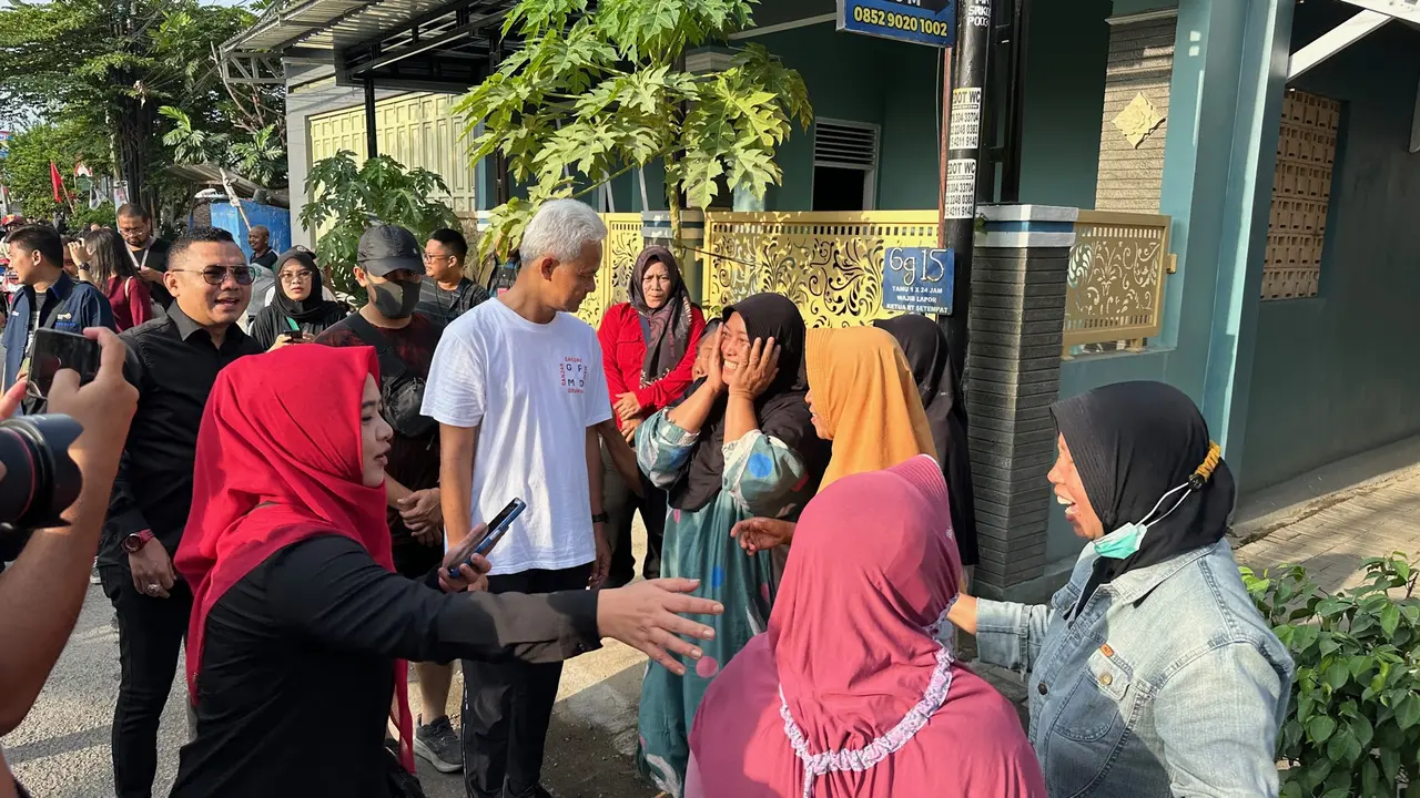 Calon presiden (capres) nomor urut tiga Ganjar Pranowo saat menyapa warga di Tegal, Jawa Tengah, Kamis (11/1/2024).