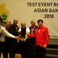 Ketua PB GABSI, Ekawahyu Kasih saat memberikan medali untuk pemenang test event Asian Games 2018 (Liputan6.com/Defri Saefullah)