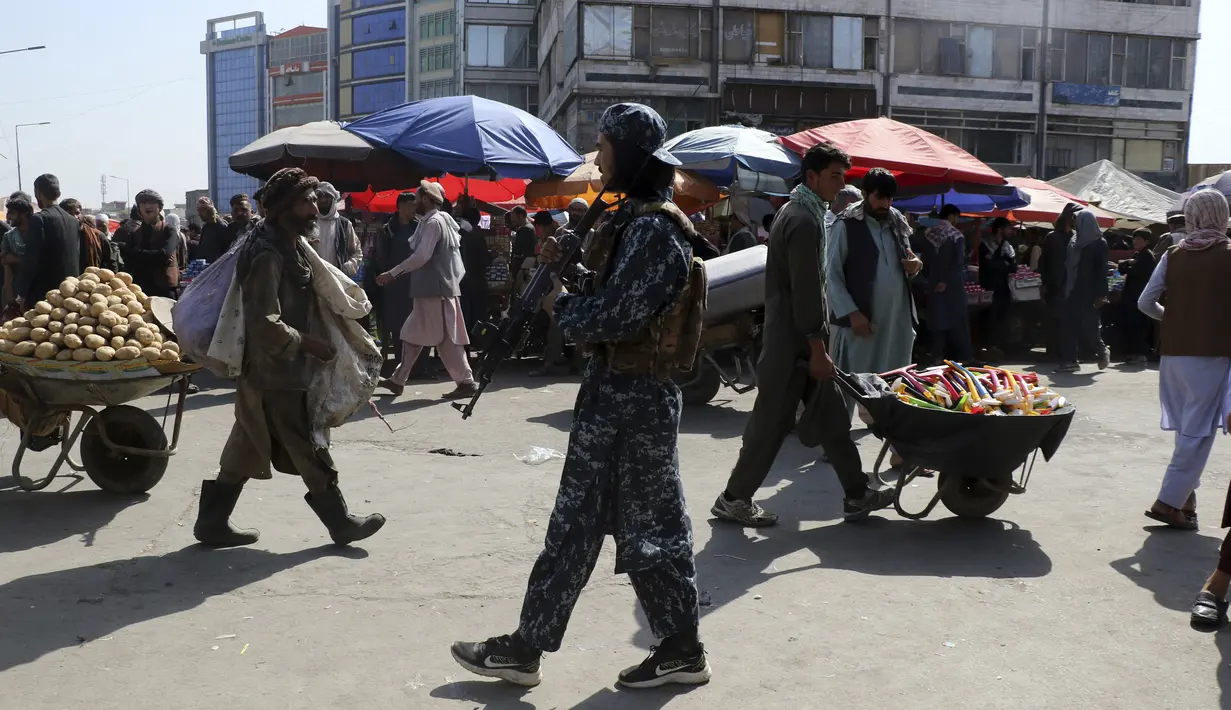 Taliban berjaga di jalanan menyusul pembukaan kembali bank dan pasar setelah Taliban mengambil alih kekuasaan di Kabul, Afghanistan, pada Sabtu (4/9/2021). Setelah 20 tahun digulingkan, kelompok Taliban kembali menguasai Afghanistan. (AP Photo/Wali Sabawoon)