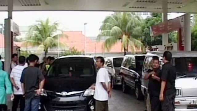 [VIDEO] Mobil Mewah Ikut Antre Pasang Alat Monitor BBM Subsidi