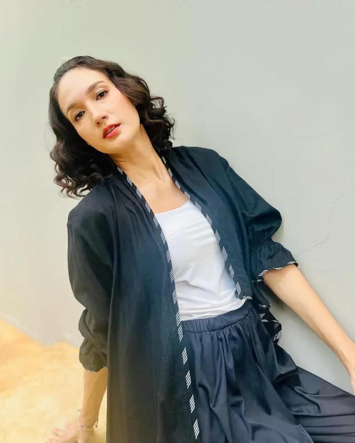 Cerita Nadine Chandrawinata Kenalkan Kain Batik ke Anak, dari Main Bareng hingga Padu Padan Busana