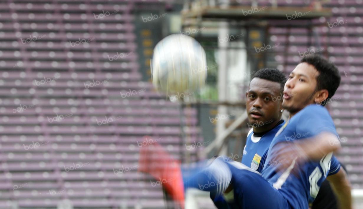 David Laly dan Zola tengah berlatih bersama tim Persib Bandung menjelang final Torabika Bhayangkara Cup 2016 di Stadion Utama Gelora Bung Karno, Jakarta (2/4/2016). (Bola.com/Nicklas Hanoatubun)