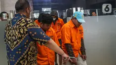 11 tersangka diantaranya satu koordinator dan 10 operator judi daring ditangkap Direktorat Tindak Pidana Siber Bareskrim Polri, Jakarta, Jumat (8/9/2023). (Liputan6.com/Faizal Fanani)