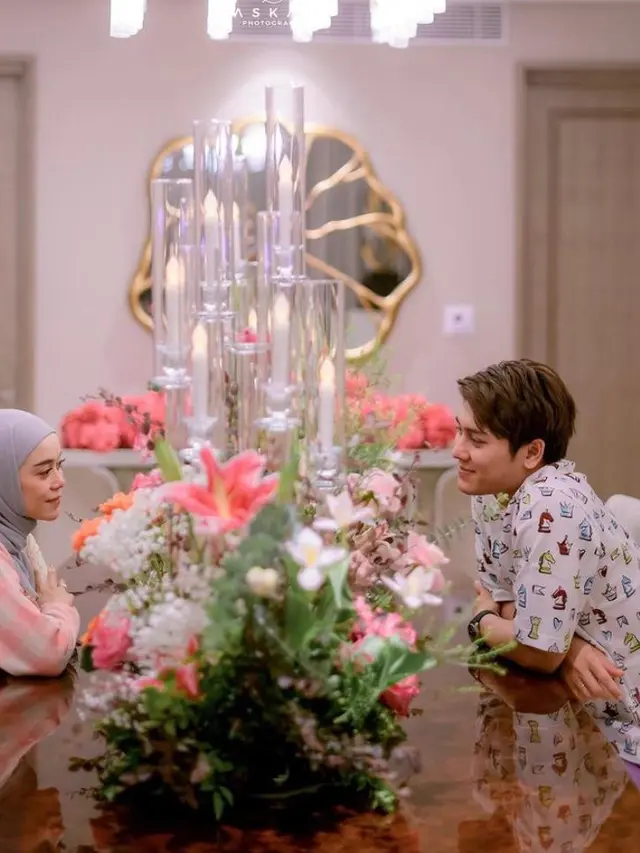 6 Potret Mesra Lesti Kejora dan Rizky Billar Rayakan Anniversary Pertama, Kompak Pakai Outfit Penuh Warna