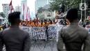 Massa yang tergabung dalam BEM Nusantara menggelar aksi di kawasan Patung Kuda, Jakarta, Kamis (1/9/2022). Dalam aksinya mereka menolak naiknya harga BBM yang dinilai merugikan rakyat kecil. (Liputan6.com/Faizal Fanani)