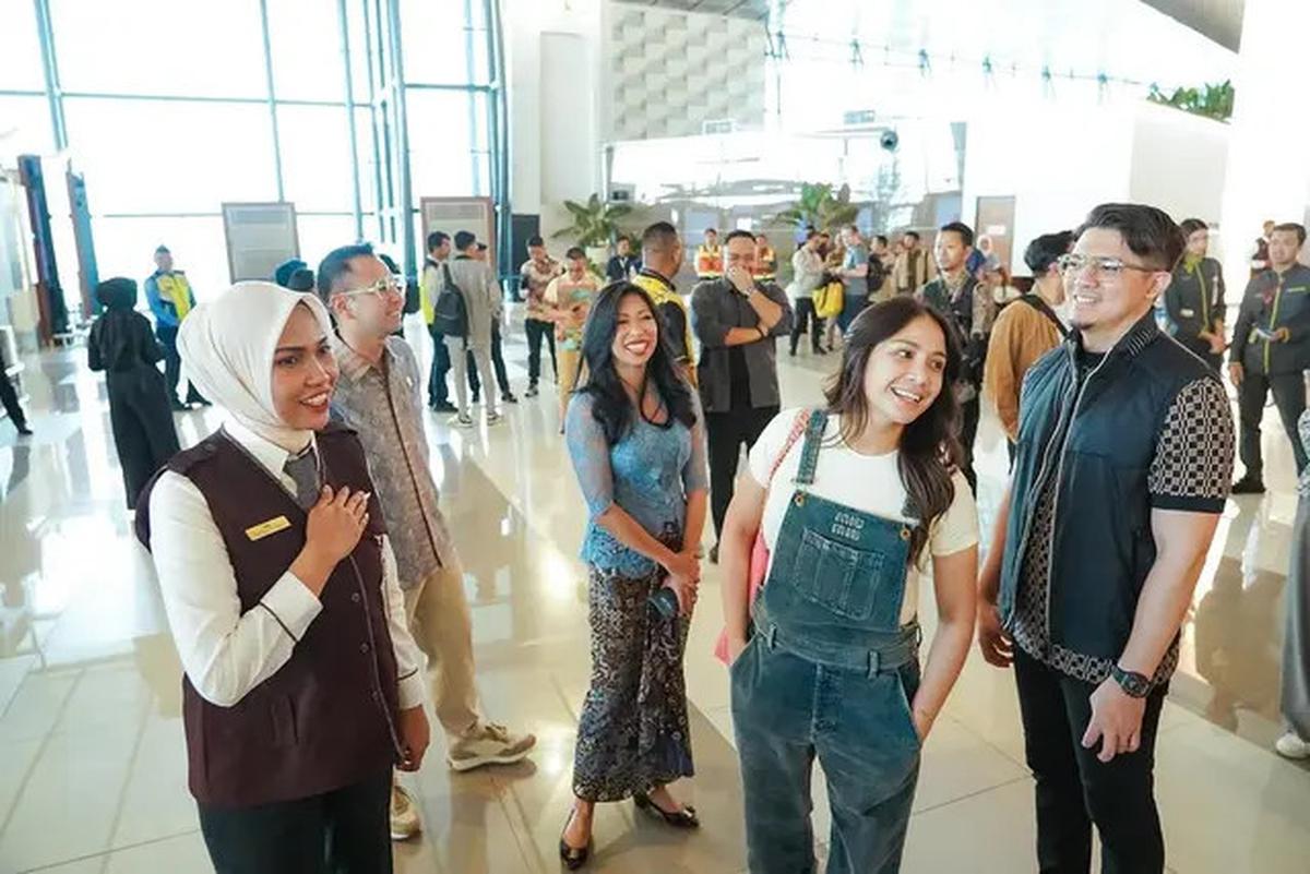 Disebut Saltum, Nagita Slavina Kenakan Overall Pants Rp43 Jutaan Saat Dampingi Raffi Ahmad Melihat Terminal 3 Bandara Soetta