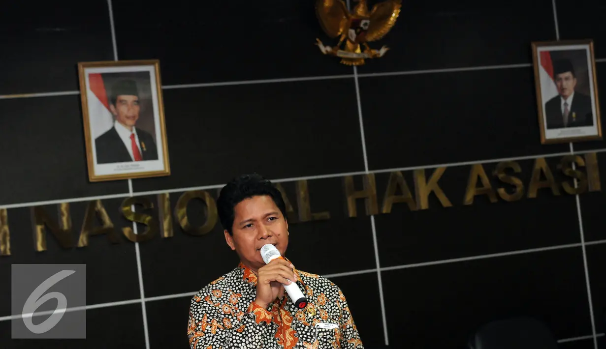 Ketua Komnas HAM, Imdadun Rahmat memberi sambutan pembuka peluncuran buku Palu dan Godam Melawan Keangkuhan di Jakarta, Rabu (29/6). Buku itu kisah di balik permohonan maaf kepada korban pelanggaran HAM 1965-1966. (Liputan6.com/Helmi Fithriansyah)