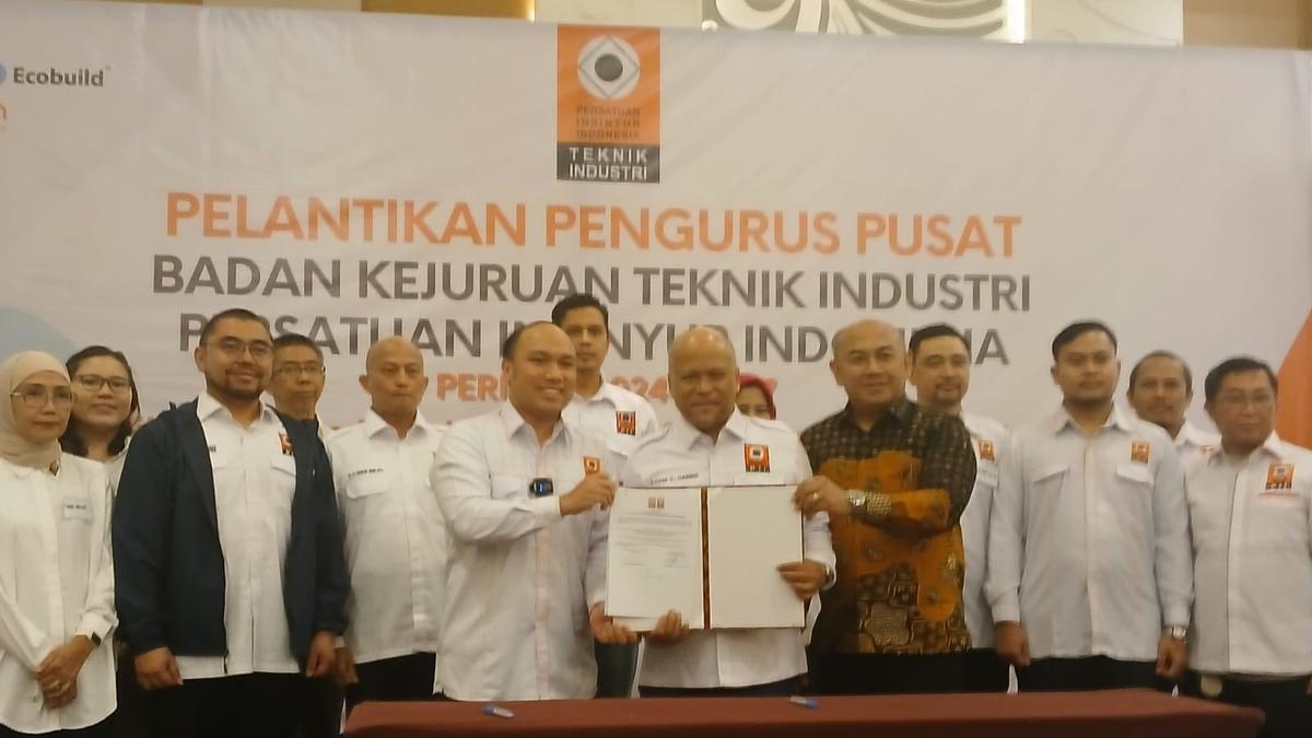Ilham Habibie Kukuhkan Wiza Hidayat Sebagai Ketua BK Teknik Industri PII