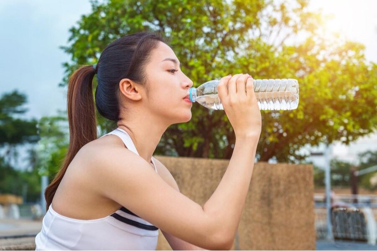 Ilustrasi Minum Air Putih