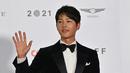 Aktor Korea Selatan Song Joong Ki berpose di karpet merah Busan International Film Festival (BIFF) ke-26 di Busan Cinema Center, Busan, Korea Selatan, 6 Oktober 2021. (Jung Yeon Je/AFP)