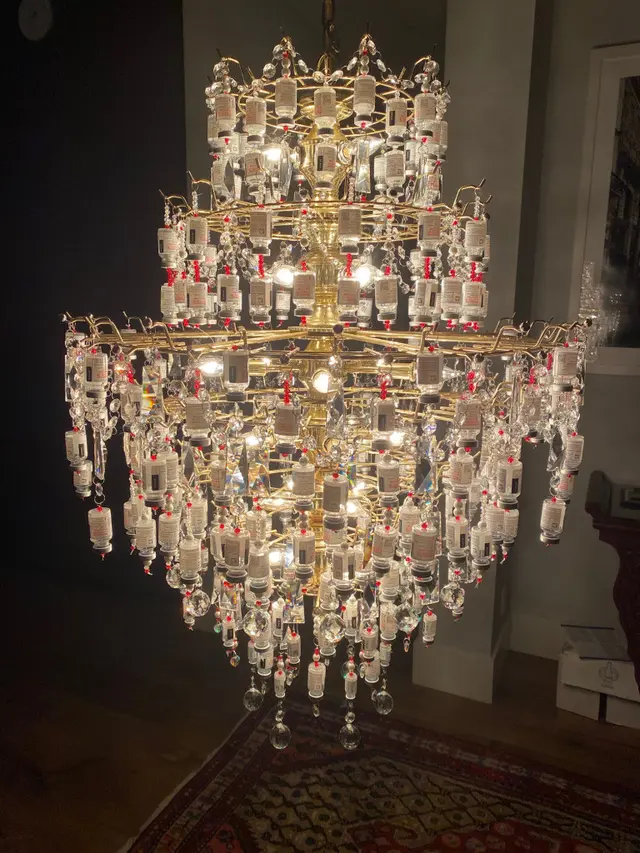 Apresiasi Tenaga Kesehatan, Perawat Ini Ciptakan Lampu Gantung Cantik dari Botol Vaksin Bekas