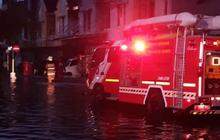 Kebakaran Pemukiman Taman Palem di Tengah Genangan Banjir, 7 Orang Sempat Terjebak