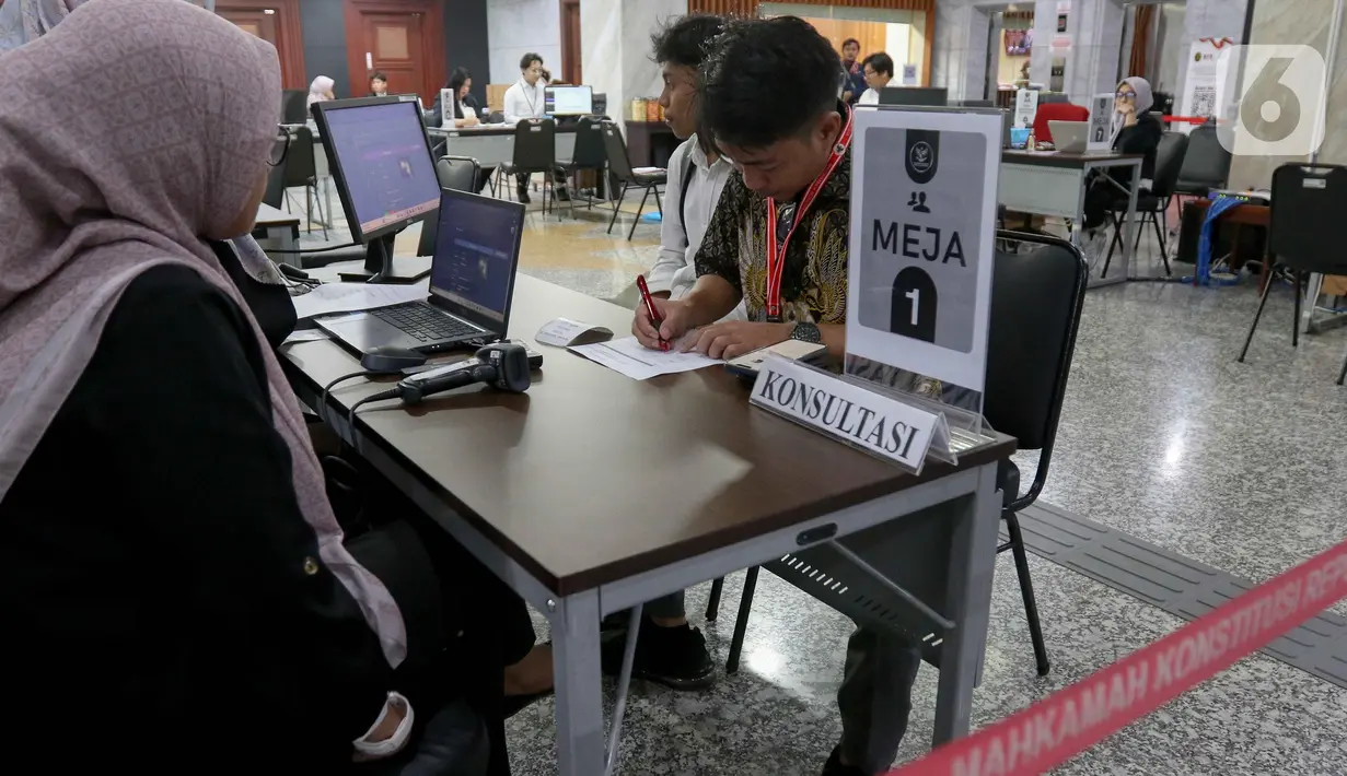 Metode pendaftaran perkara dilakukan secara langsung ke gedung Mahkamah Konstitusi atau secara daring. (Liputan6.com/Herman Zakharia)