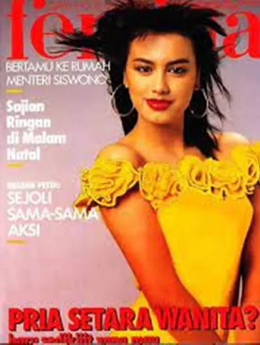 Sophia Latjuba saat muda menjadi model sampul yang sangat populer. Perempuan keturunan Jerman sering jadi model sampul dengan beragam gaya penampilan. Gaya penampilan bak rocker dengan rambut gaul ini membuatnya kian menawan. (Liputan6.com/IG/happymemories85)