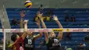 Pevoli Jakarta BNI Taplus, Jose Da Silveira, berusaha melakukan blocking saat melawan Samator Surabaya. Finalis tahun lalu itu takluk 25-16, 20-25, 25-21, 20-25, 16-18. (Bola.com/Vitalis Yogi Trisna)
