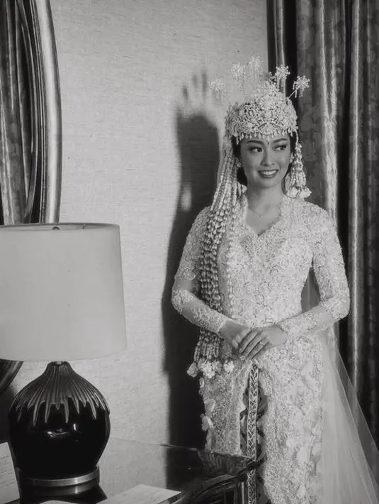 Kemudian di momen akad nikah, Rizka tampil anggun mengenakan kebaya Sunda warna putih bertabur payet rancangan Myrna Myura.