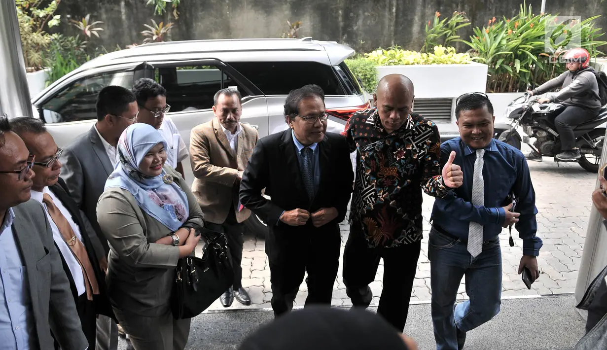 Mantan Menko Bidang Kemaritiman, Rizal Ramli tiba di Bareskrim Polri, Jakarta Pusat,  Selasa (16/10). Ditemani 60 pengacara, Rizal Ramli melaporkan Ketua Umum Partai NasDem Surya Paloh terkait dugaan pencemaran nama baik. (Merdeka.com/Iqbal S. Nugroho)