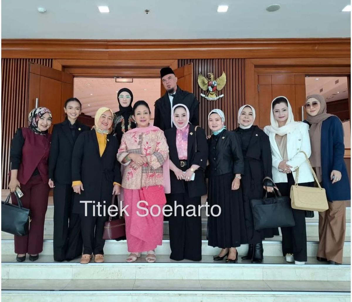 Titiek Soeharto Hadiri Rapat Paripurna DPR RI, Gaya Serba Pink Curi Perhatian!