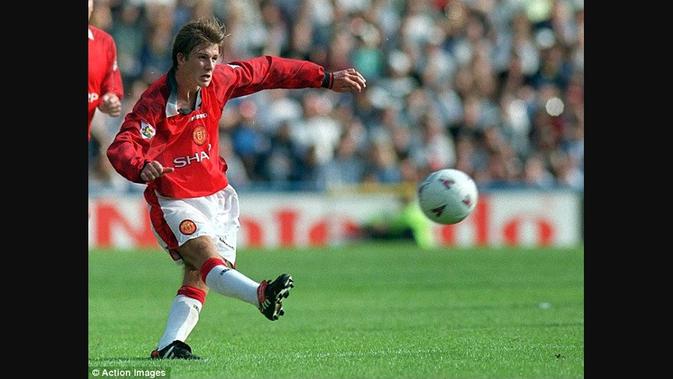 Legenda Manchester United, David Beckham, saat menghadapi Wimbledon, pada 1996. (Dok. Daily Mail).