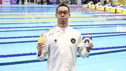 Perenang muda Indonesia, Jason Donovan Yusuf, menyabet medali emas nomor 50 meter gaya punggung putra pada SEA Games 2025 yang bertempat di Swimming Pool, Sports Authority of Thailand, Bangkok, Kamis (11/12/2025) sore WIB. (Dok. Akuatik Indonesia)