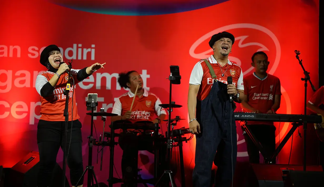 Sajian live music dari band setempat turut menghibur para peserta nonton bareng Liga Inggris bertajuk Roaring Night yang dipersembahkan oleh jaringan hemat dan cepat Tri di Kafe Stay With Me, Pangkalpinang, Sabtu (11/11/2023). (Istimewa)