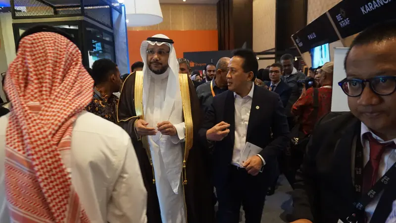 Kepala Badan Ekonomi Kreatif (Bekraf) Triawan Munaf berjalan mendampingi perwakilan biro investasi Kerajaan Arab Saudi berkeliling Culturvilage di ajang WCCE di Nusa Dua Bali, Rabu, 7 November 2018 (Liputan6.com/Happy Ferdian)