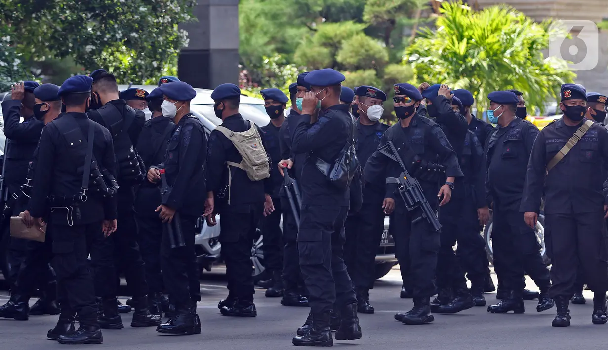 Personel Brimob berjaga di area Polda Metro Jaya, Selasa (1/12/2020). Hingga Selasa sore pukul 15.00 WIB, Pimpinan FPI Muhammad Rizieq Shihab beserta rombongannya belum muncul di Polda Metro Jaya. (Liputan6.com/Herman Zakharia)