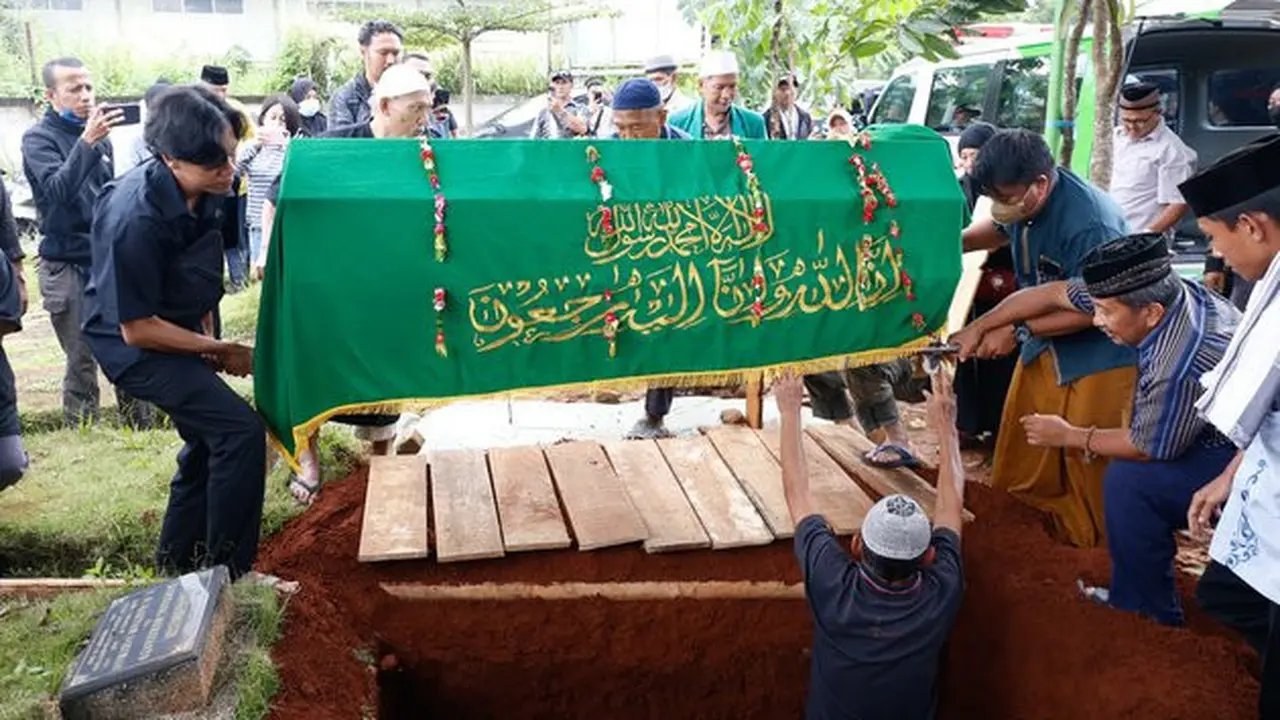 7 Momen Proses Pemakaman Abdul Hamid “Pak Ogah”, Karyanya Jadi Kenangan ...