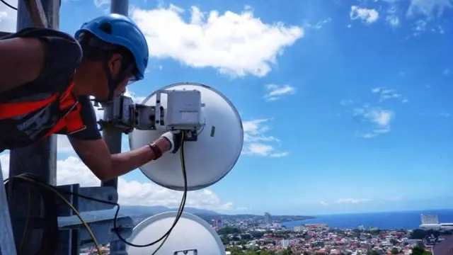 Teknisi sedang bekerja di atas tower BTS (Base Transceiver Station) XL Axiata yang berlokasi di Kelurahan Tanjung Batu, Kecamatan Wanea, Kota Manado, Mei 2021.