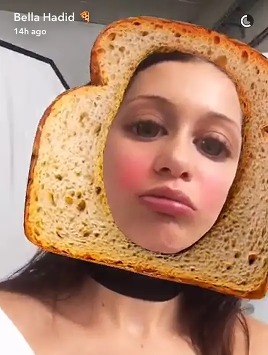 Ini saat Bella Hadid memutuskan untuk menyamar menjadi sepotong roti! (Snapchat/BellaHadid)