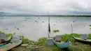 Kotak suara aluminium digunakan untuk menutupi mesin perahu nelayan di Danau Limboto, Gorontalo, Sabtu (26/1). Nelayan mengaku membeli kotak suara aluminium tersebut seharga Rp 100 ribu dari penjual barang bekas. (Liputan6.com/Arfandi Ibrahim)