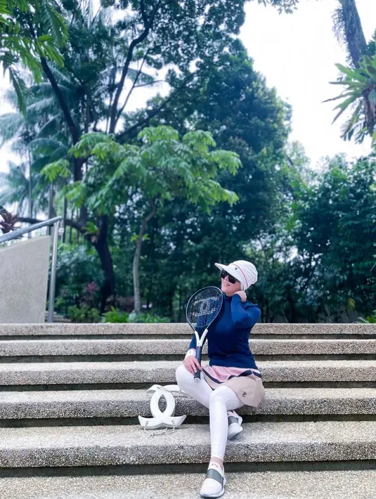 Dalam potret terbarunya, Syahrini justru berpose dengan raket dan casenya yang sama-sama berasal dari Chanel. Mana gaya yang favoritmu antara Nagita Slavina dan Syahrini, Sahabat FIMELA? Foto: Instagram.