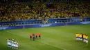 Para pemain melakukan upacara sebelum pertandingan Brasil kontra Argentina dalam Kualifikasi Piala Dunia 2018, di stadion Mineirao, Belo Horizonte, Brasil (10/11). (Reuters/Ricardo Moraes)