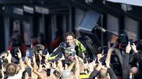 Pembalap MotoGP Valentino Rossi melambaikan tangan pada akhir balapan MotoGP Valencia 2021 di Sirkuit Ricardo Tormo, Cheste, Spanyol, 14 November 2021. Valentino Rossi terdongrak dua posisi ke urutan 18 pada klasemen MotoGP musim ini. (AP Photo/Alberto Saiz)