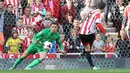 Craig Gardner mengeksekusi penalti untuk membuat gol penyama kedudukan pada pertandingan Liga Premier Inggris antara Sunderland dan Arsenal di Stadion of Light di Sunderland,14 September 2013.(AFP/Ian MacNicol)