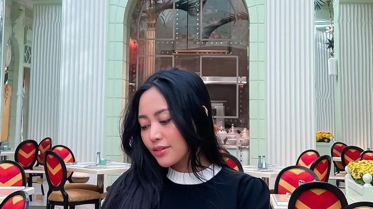 Meski selalu terlihat mengenakan busana yang heboh, Rachel tetap menyelipkan gaya casual. Ia memadukan kaos Prada warna hitam dengan bawahan berwarna putih.