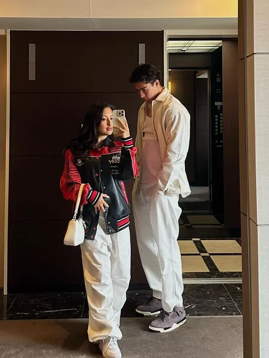 Gaya keren lainnya dari pasangan ini. Jennifer Kembali mengenakan biker jacket bernuansa hitam-merah dan celana panjang putih. Sedangkan Dali Wassink tampil mengenakan outfit serba putih. [Foto: Instagram/jennifercoppenreal20]