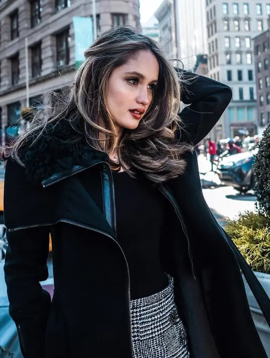 "😍 cantik tapi masih cantikan kekasih saya😁," tulis woivoidWaw. "Wow cantik ya kamu, luwar biasa." tulis rezaagustian_28_a. "Cantik, seksi, mulus, keren & mempesona," tulis jack.julianh. (instagram/claurakiehl)