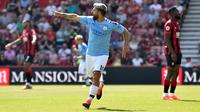 Striker Manchester City Sergio Aguero merayakan gol ke gawang Bournemouth pada laga Liga Inggris di Vitality Stadium, Minggu (25/8/2019). (AFP/Glyn Kirk)